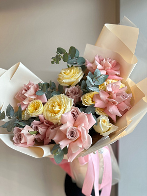 Авторский букет в нежных розовых и лимонных оттенках