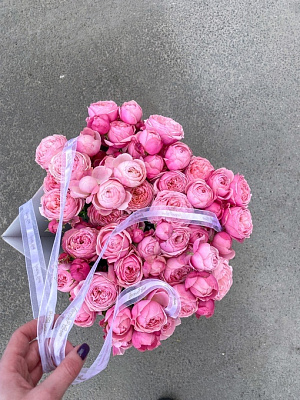 Охапка кустовых пионовидных роз