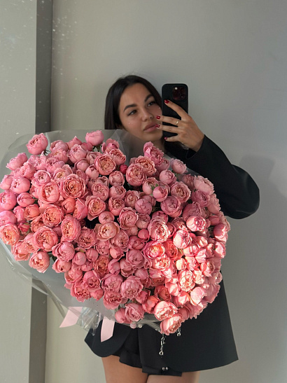 Большой букет кустовых пионовидных роз нежного розового цвета