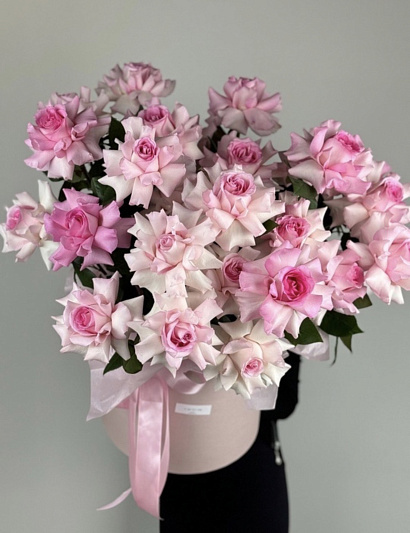 Коробка вывернутых нежных розовых роз