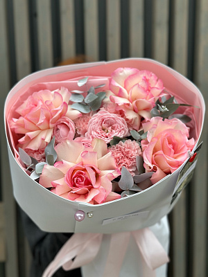 Сборный букет в нежной гамме, размер M