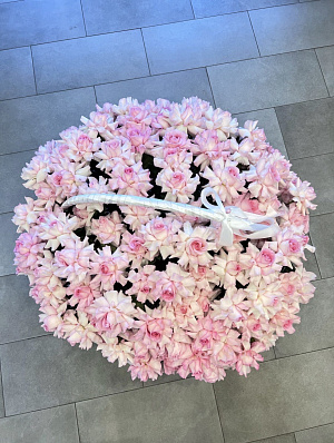 Роскошная корзина нежно-розовых эквадорских роз