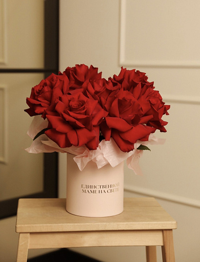 Праздничная композиция из роз "Единственной маме на свете"