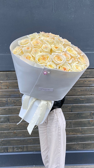 Пионовидные кремовые розы 25 шт. в белом оформлении