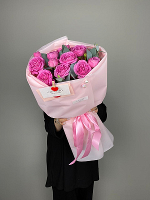 Малиновый десерт: букет из кустовых пионовидных роз