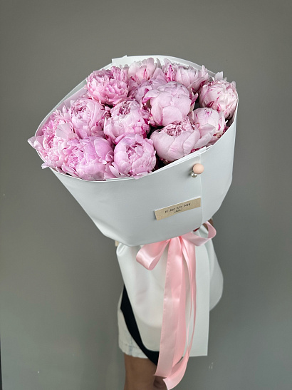 Пионы в белом оформлении 15 шт.