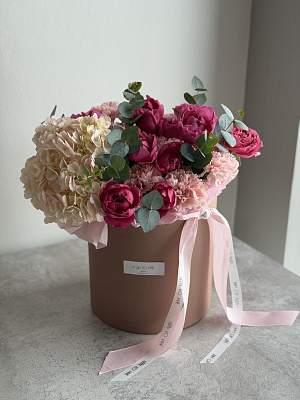 Авторская композиция в коробке «Малиновый рассвет»