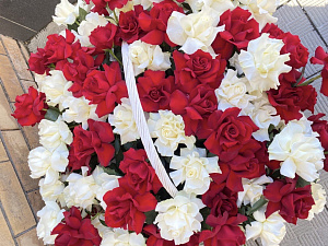 101 вывернутая роза в корзине