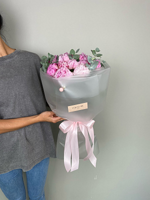 Розовые пионы 11 шт. с эвкалиптом