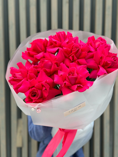 Эквадорские вывернутые малиновые розы в матовой пленке