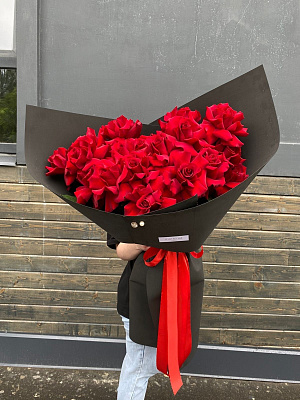 Лайнер ажурных красных роз