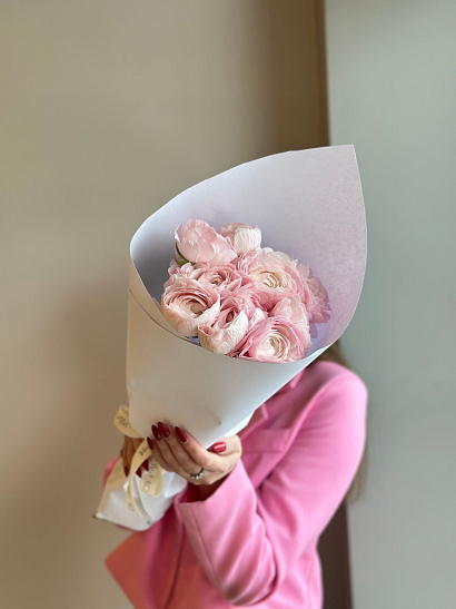 Охапка розовых ранункулюсов