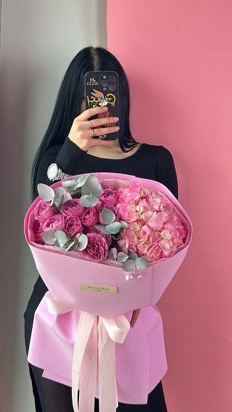 Гортензия и кустовые пионовидные розы