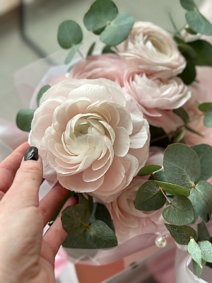 Ранункулюсы 5 шт. с эвкалиптом