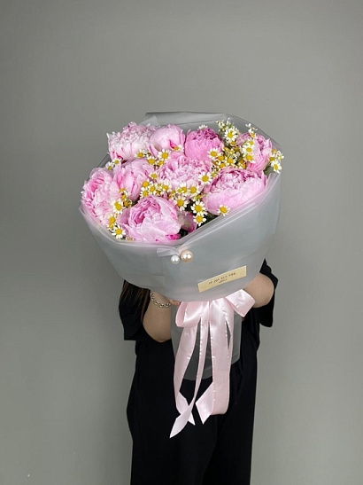 Розовые пионы 9 шт. с ромашками