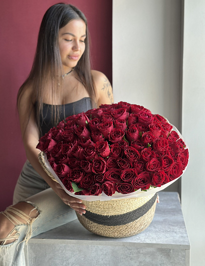 101 кенийская роза в плетеной корзине