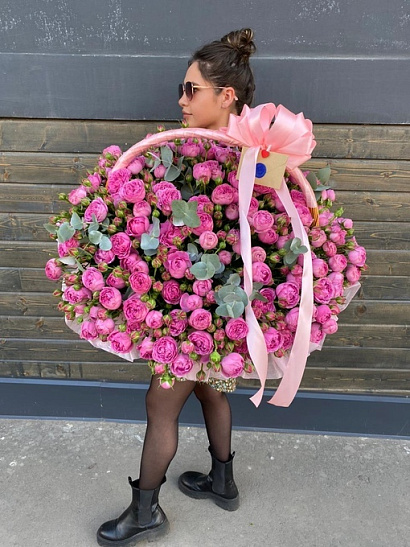 Корзина пионовидных кустовых роз