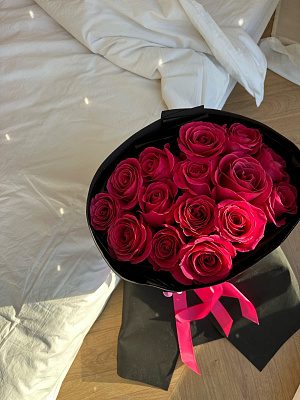 Малиновые розы в чёрном оформлении