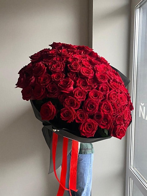 101 роза в чёрном оформлении