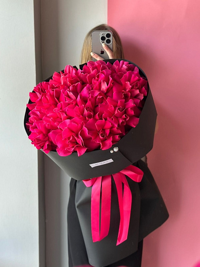 Яркие малиновые вывернутые розы в чёрном оформлении