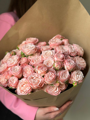 Охапка кустовой пионовидной розы Madam Bombastic 50 см