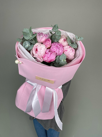Розовые пионы 7 шт. с эвкалиптом