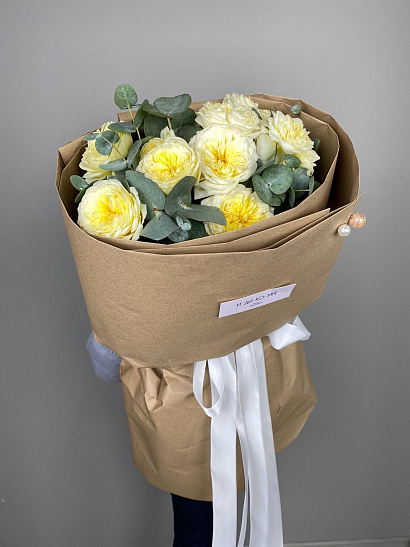 Лимонные пионовидные кустовые розы в крафте