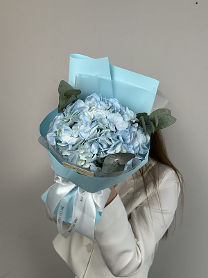 Букет-комплимент с голубой гортензией и эвкалиптом