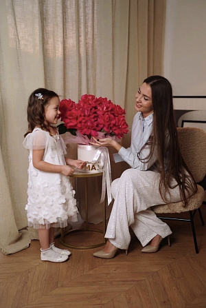 Коробка "Любимая мама" с малиновыми эквадорскими розами