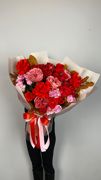 Сборный лайнер с пионовидными розами