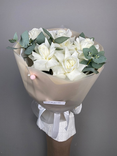 Вывернутые розы с эвкалиптом