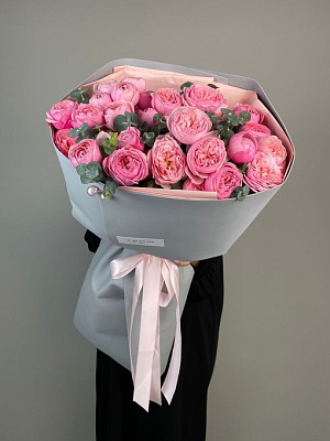 Розовые кустовые розы с эвкалиптом