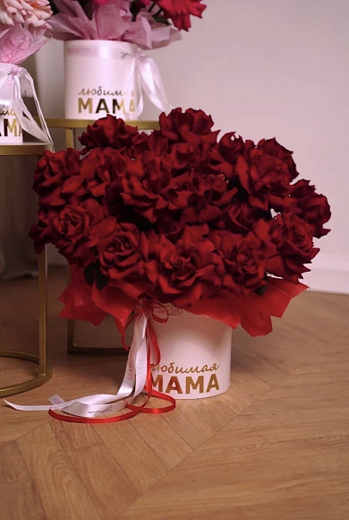 Коробка "Любимая мама" с красными эквадорскими розами