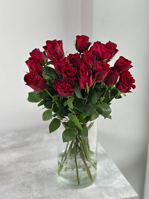 Охапка кенийских роз Madam red 50 см