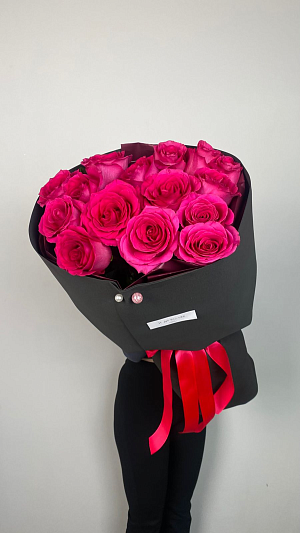 Малиновые розы в черном оформлении