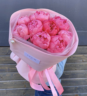 Коралловые пионы в розовом оформлении