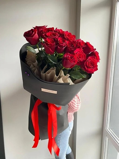 Эквадорские красные розы 15 шт.