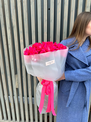 Эквадорские вывернутые малиновые розы в матовой пленке