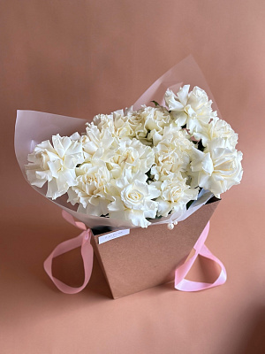 Эквадорские белые розы в минимальном оформлении