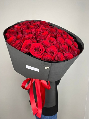 51 эквадорская роза в чёрном оформлении