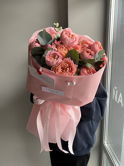 Персиковые оттенки: букет из кустовых пионовидных роз