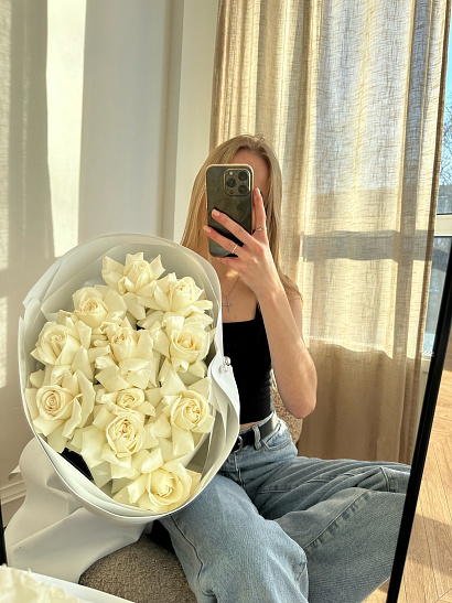 Вывернутые белые розы в белом оформлении