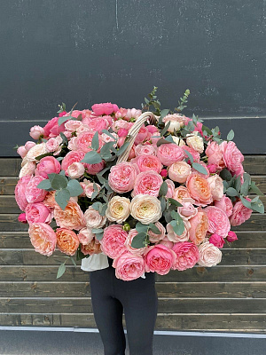 Невероятная пионовидная корзина из кустовых роз