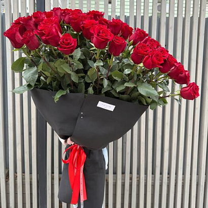 51 метровая роза в роскошном букете