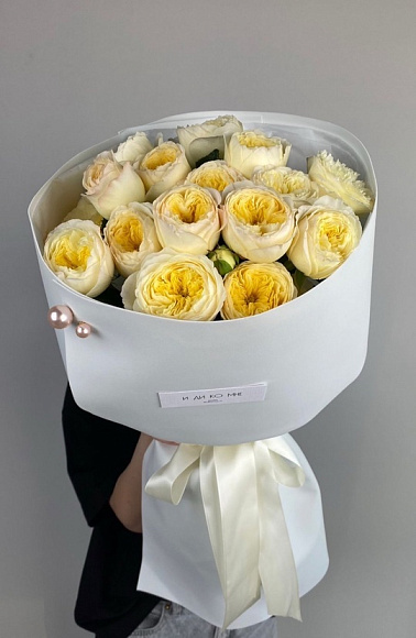 Лимонные кустовые розы в белом оформлении