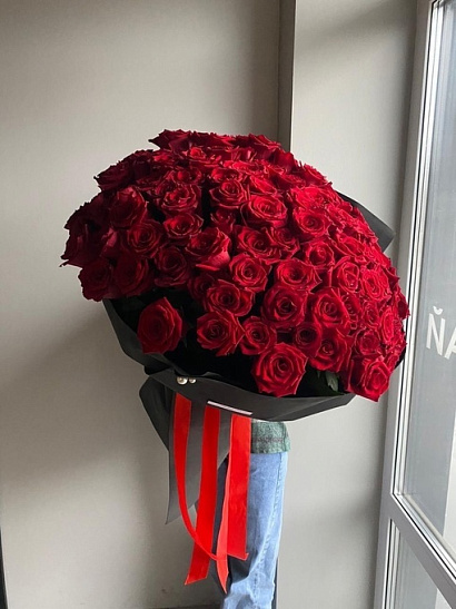 101 роза в чёрном оформлении