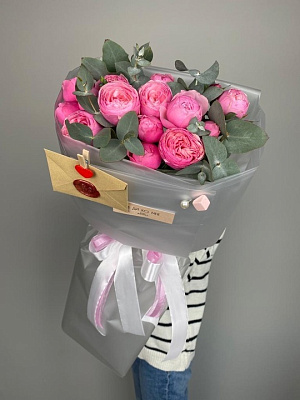 Клубничный десерт из кустовой пионовидной розы