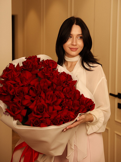 Большой букет роз | Быстрая премиум доставка курьером в деловом костюме и белых перчатках