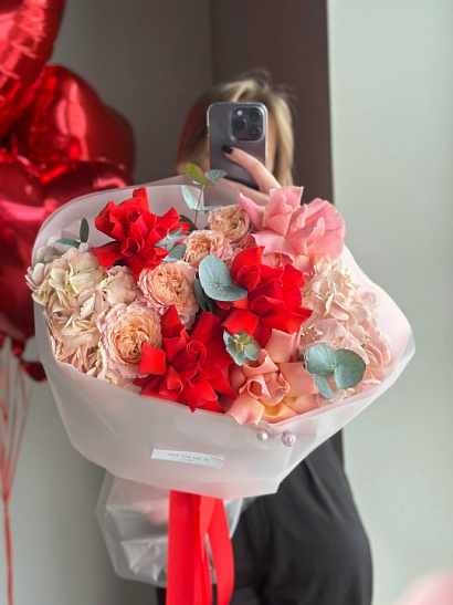 Яркий сборный букет на День Влюбленных (размер L)