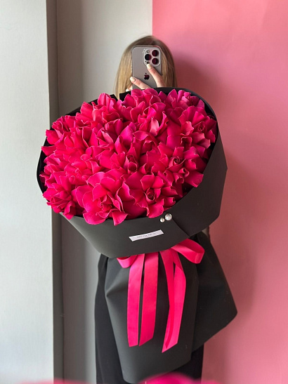 Яркие малиновые вывернутые розы в чёрном оформлении